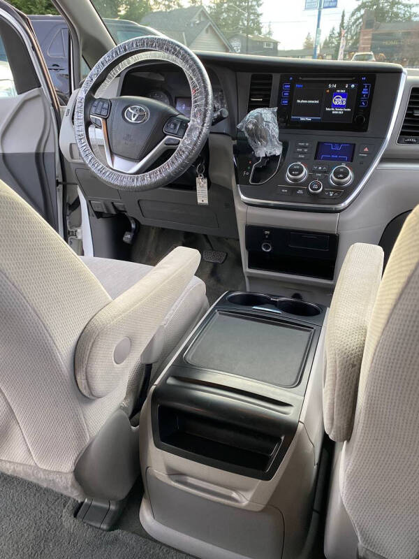 2016 Toyota Sienna LE 7-Passenger Auto Access Seat