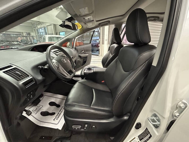 2016 Toyota Prius v Five