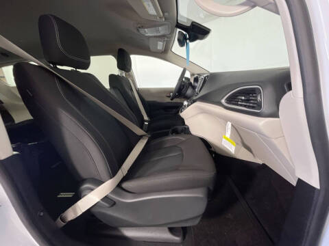 2024 Chrysler Voyager LX