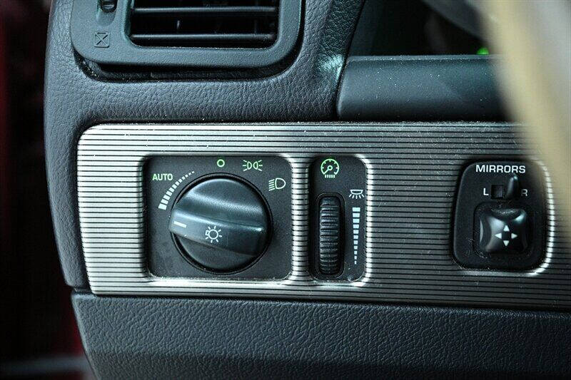 2004 Ford Thunderbird 25