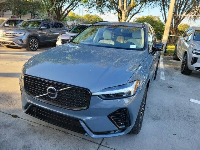 2024 Volvo XC60 B5 Core Dark Theme