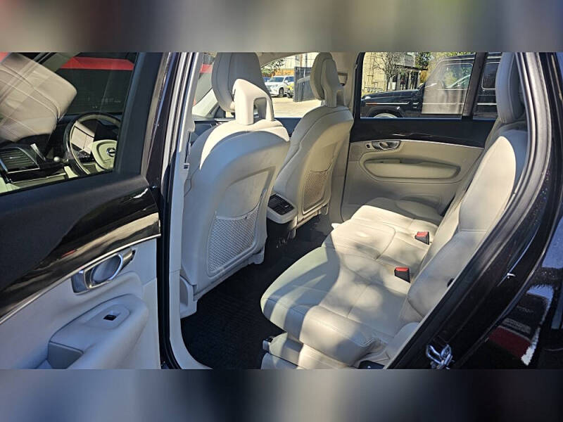 2017 Volvo XC90 T6 Momentum