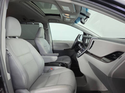 2017 Toyota Sienna XLE 7-Passenger Auto Access Seat