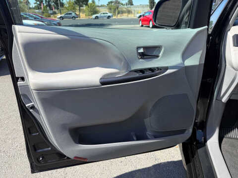 2013 Toyota Sienna SE 8-Passenger