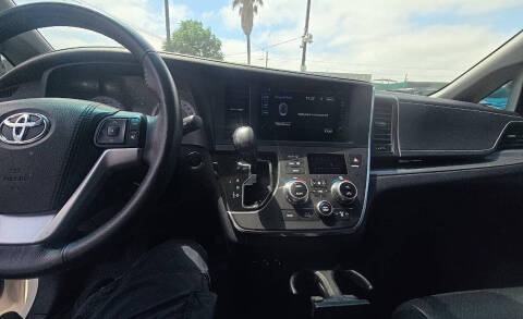 2017 Toyota Sienna SE 8-Passenger