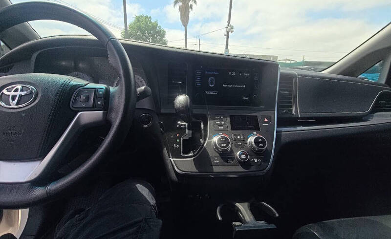 2017 Toyota Sienna SE 8-Passenger