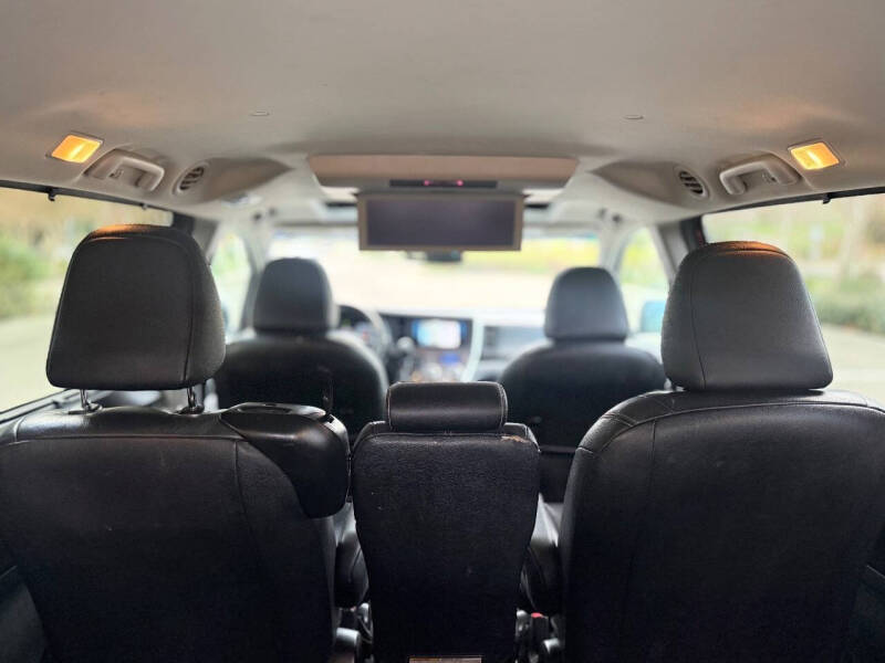 2017 Toyota Sienna SE Premium 8-Passenger