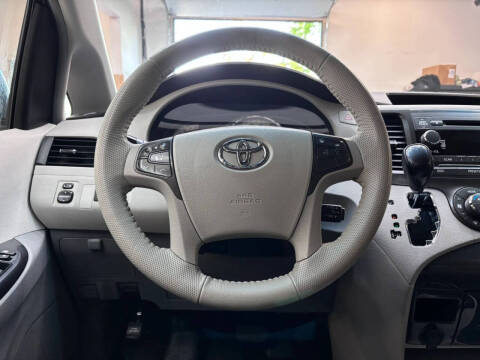 2011 Toyota Sienna SE 8-Passenger