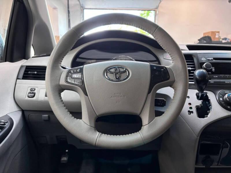 2011 Toyota Sienna SE 8-Passenger