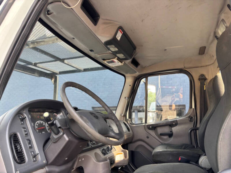 2009 Freightliner Business class M2