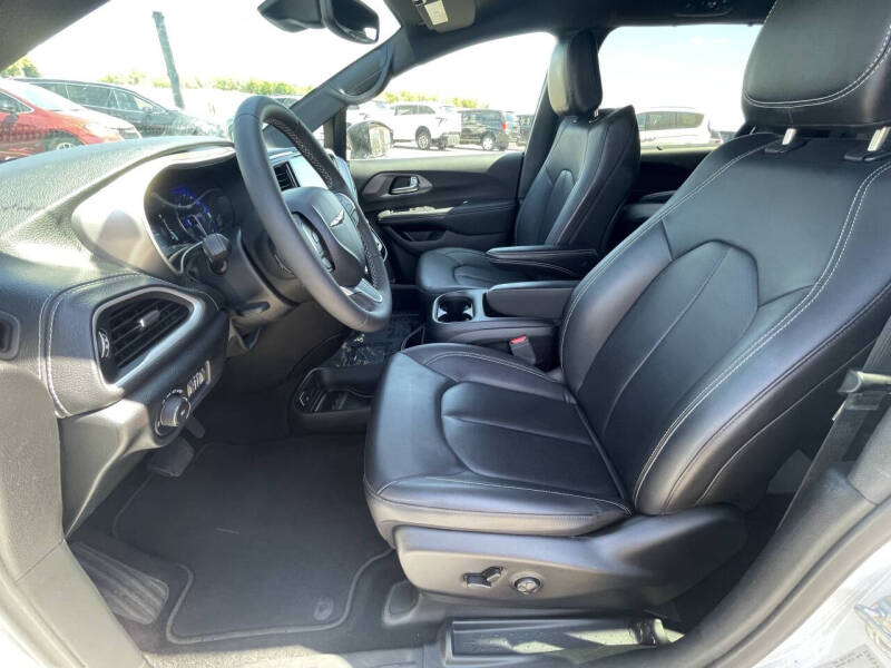 2025 Chrysler Pacifica Select