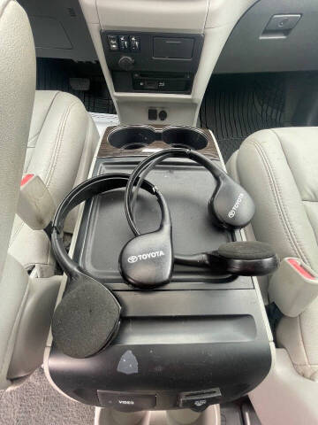 2017 Toyota Sienna XLE 7-Passenger Auto Access Seat