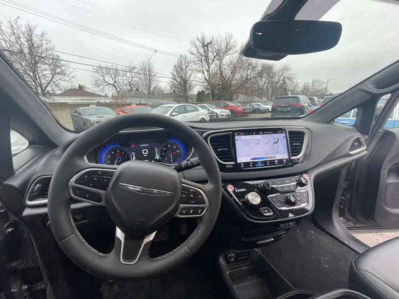 2025 Chrysler Pacifica Select