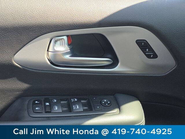2024 Chrysler Pacifica Plug-In Hybrid Select