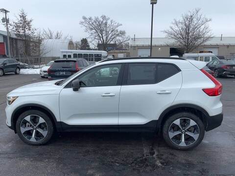 2025 Volvo XC40 B5 Plus Dark Theme