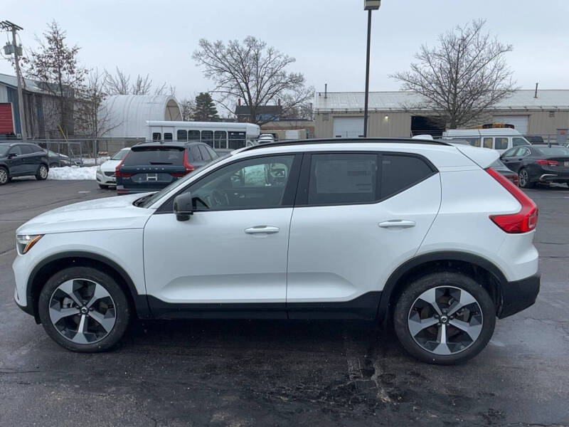 2025 Volvo XC40 B5 Plus Dark Theme