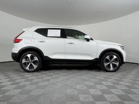 2024 Volvo XC40 B5 Plus Bright Theme