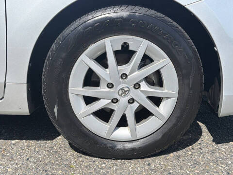 2014 Toyota Prius v Three