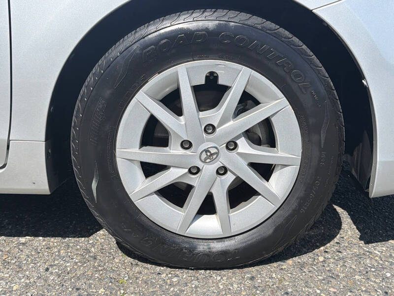 2014 Toyota Prius v Three