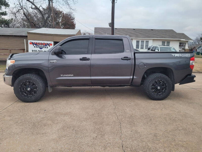 2017 Toyota Tundra SR5's photo
