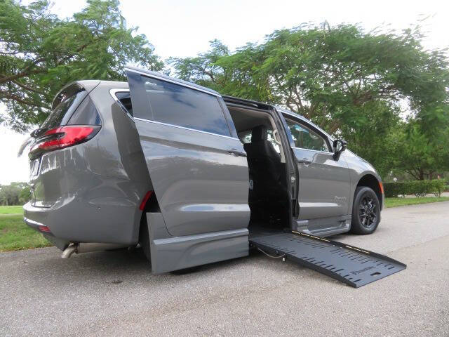 2024 Chrysler Pacifica Touring L