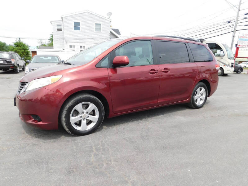 2011 Toyota Sienna LE 7-Passenger Auto Access Seat