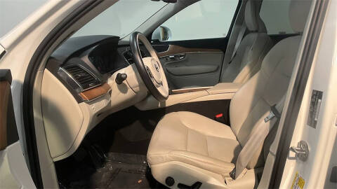 2022 Volvo XC90 T6 Momentum 7-Passenger