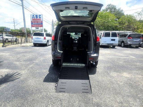 2023 Chrysler Voyager LX