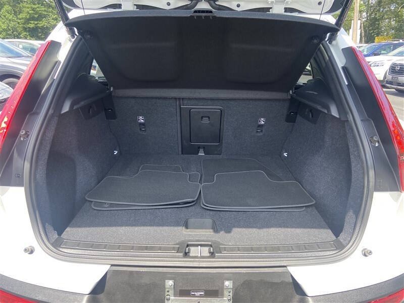 2025 Volvo XC40 B5 Core Bright Theme