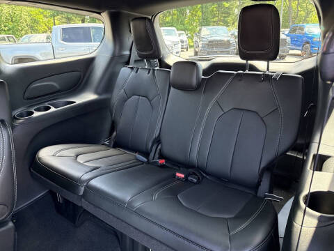 2027 Chrysler Pacifica Select