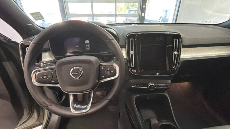 2024 Volvo XC40 B5 Core Dark Theme