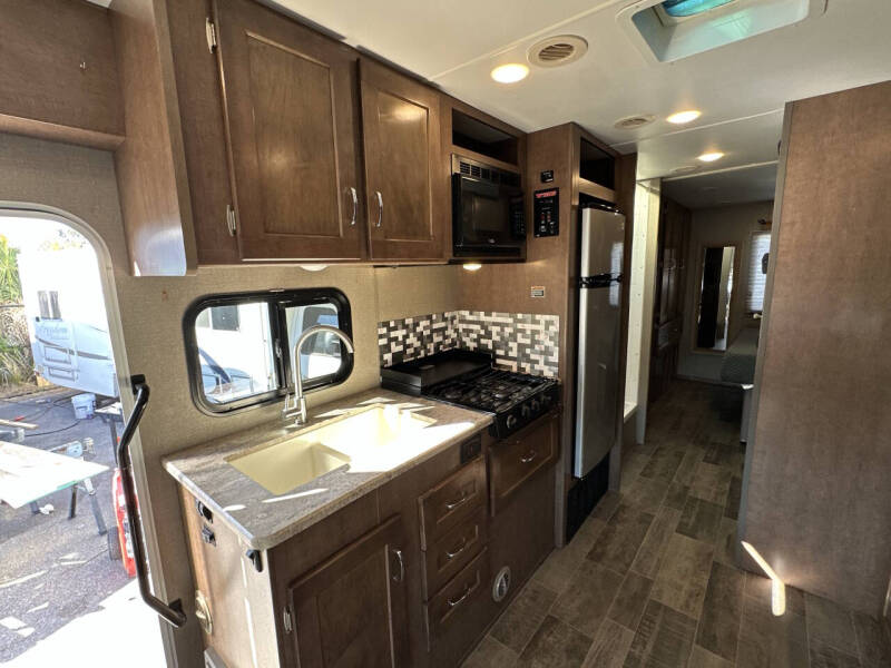 2019 Winnebago Outlook
