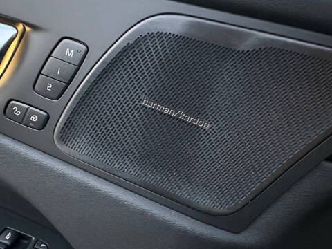 2025 Volvo XC60 B5 Ultra Dark Theme