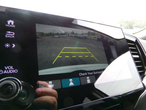 2022 Honda Pilot Touring w/Rear Captain's Chairs