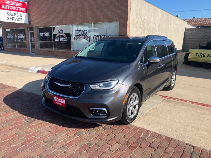 2023 Chrysler Pacifica Limited's photo