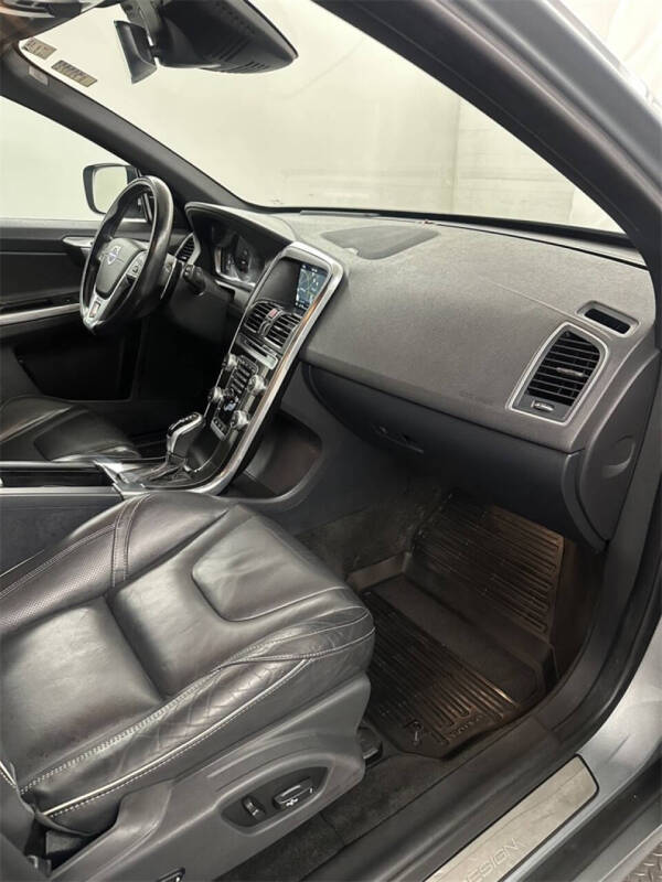 2017 Volvo XC60 T6 R-Design