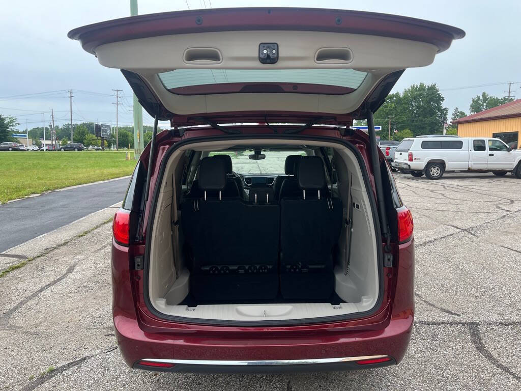 Dk. Red 2018 Chrysler Pacifica Limited Limited 4dr Mini-Van 18