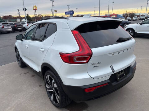 2025 Volvo XC40 B5 Plus Dark Theme