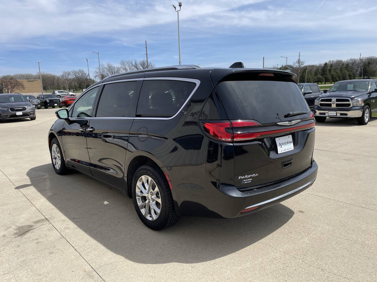 2021 Chrysler Pacifica Touring L photo 3
