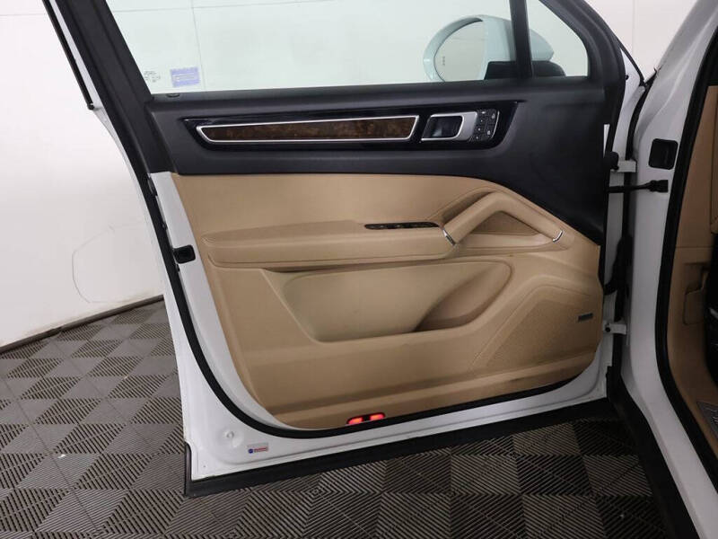 2023 Porsche Cayenne Platinum Edition