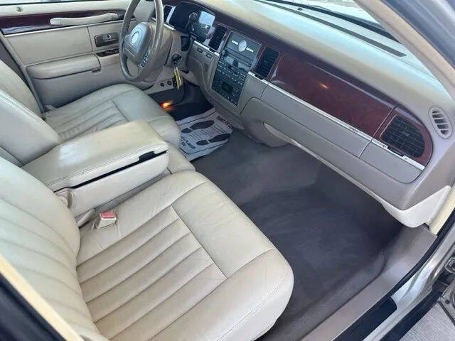 2004 Lincoln Town Car Signature
