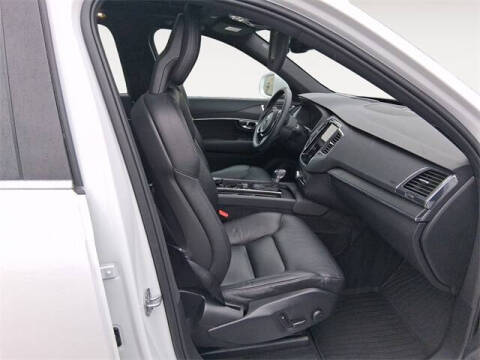 2020 Volvo XC90 T6 Momentum 6-Passenger