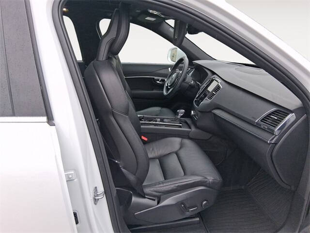 2020 Volvo XC90 T6 Momentum 6-Passenger