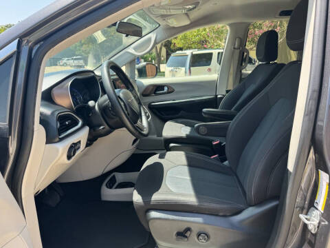 2020 Chrysler Voyager LX