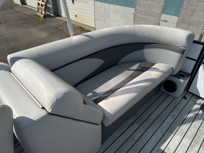 2017 Crest II 230 SLC