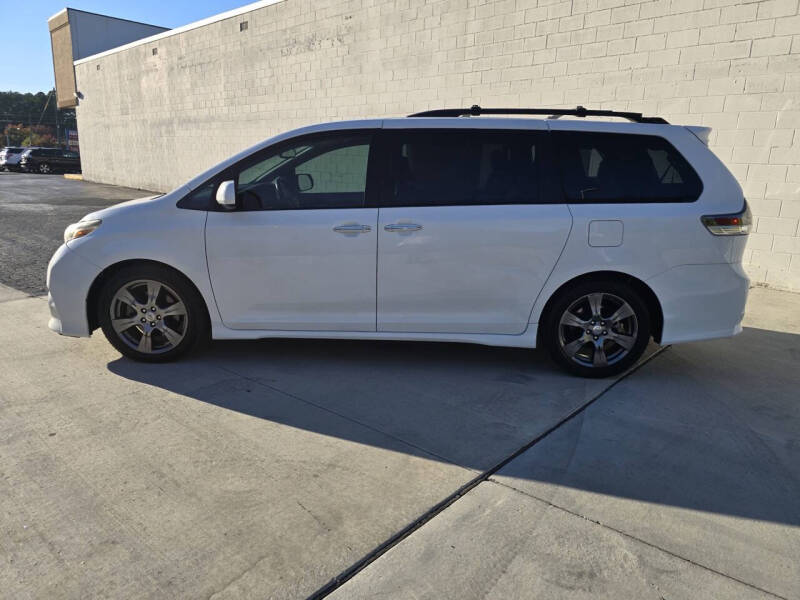 2017 Toyota Sienna SE Premium photo 10