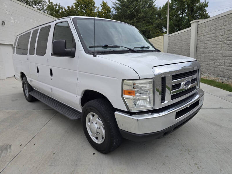 2013 Ford E-Series Econoline Wagon XLT photo 3