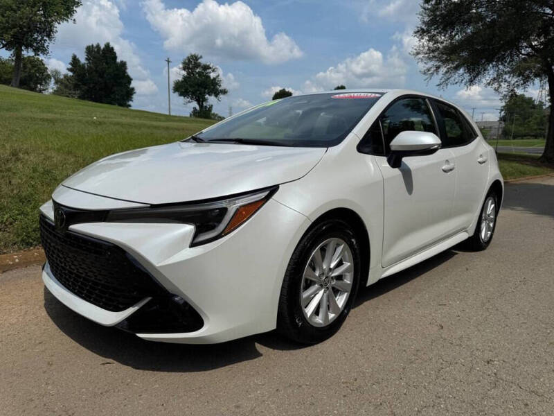 2024 Toyota Corolla Hatchback SE's photo