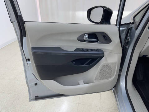 2024 Chrysler Pacifica Plug-In Hybrid Select