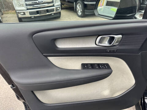 2023 Volvo XC40 B5 Plus Bright Theme